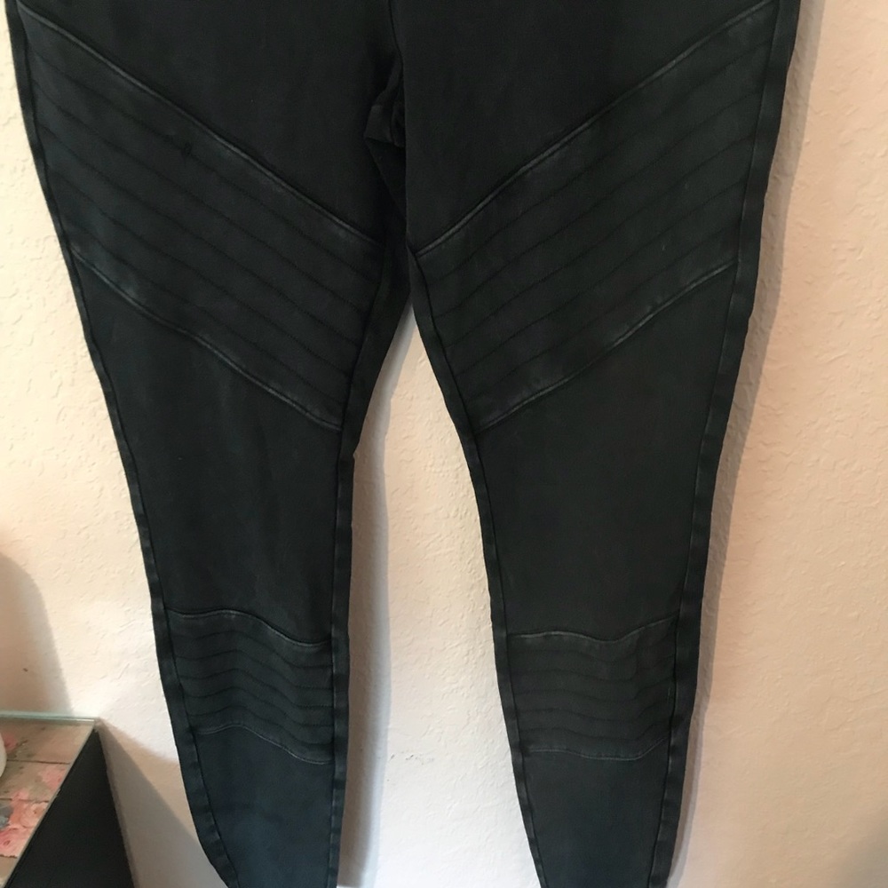 Black motto leggings